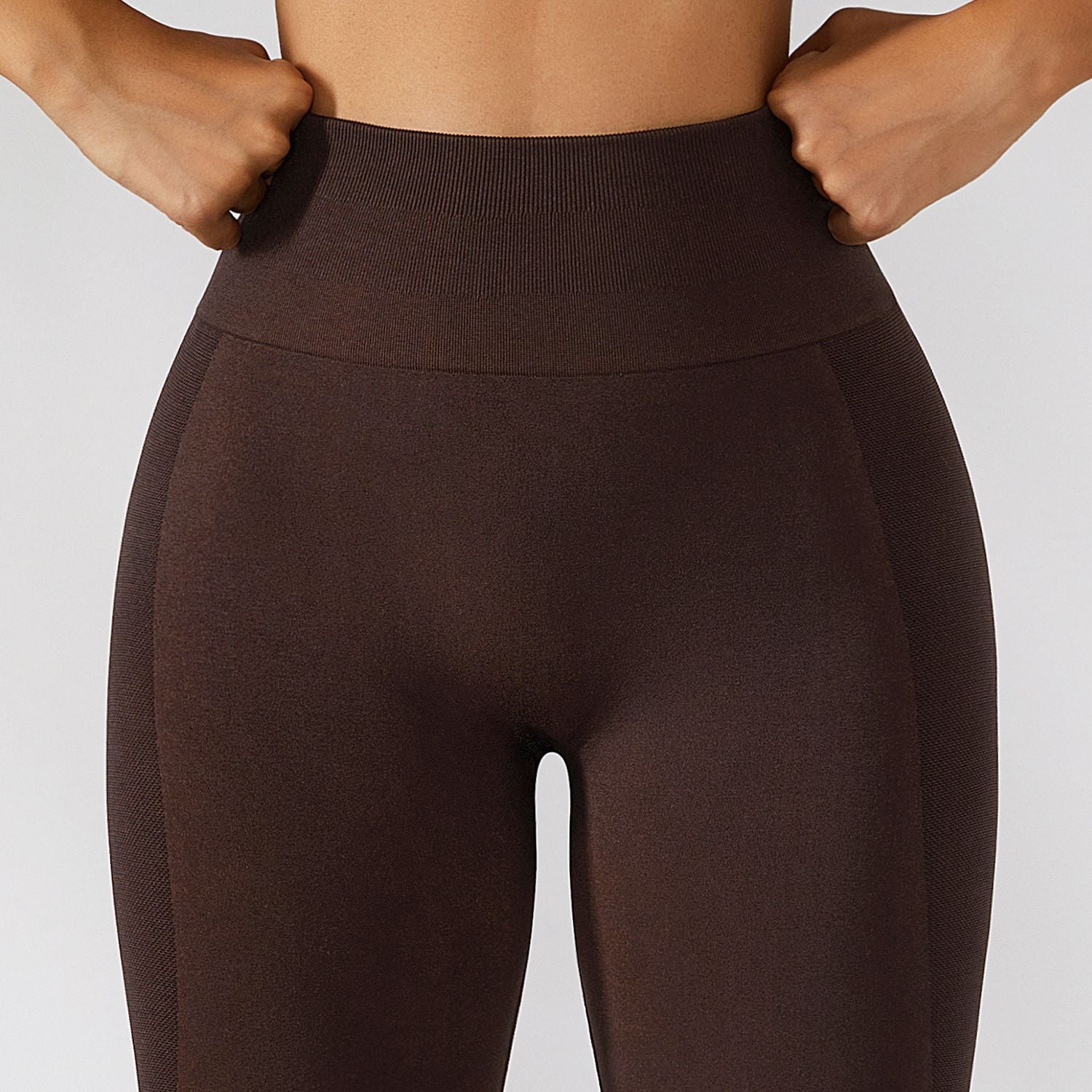 Calça legging esportiva de cintura alta para treino e corrida, com efeito levanta-quadril e modelagem que valoriza a musculatura.